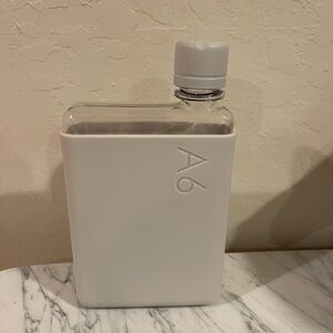 Memobottle A6 White Flat Water Bottle. Like new